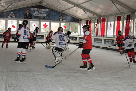 Beyoğlu Belediyesi buz pisti açıldı