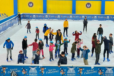 Mardinli çocukların tatil hediyesi buz pisti